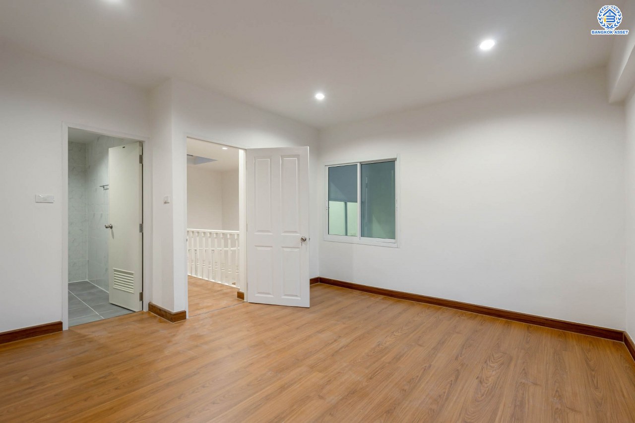 บ้านมือสองตกแต่งใหม่ โครงการ นันทนาการ์เด้น-พาร์คเพลส 345 ราชพฤกษ์-ติวานนท์ เนื้อที่ 27 ตร.ว. ฟังก์ชัน 3 ห้องนอน 2 ห้องน้ำ จอดรถได้ 2 คัน บรรยากาศเงียบสงบเป็นส่วนตัว สิ่งอำนวยความสะดวกมากมาย! บนทำเลศักยภาพ เชื่อมต่อถนนราชพฤกษ์ ใกล้จุดขึ้นทางด่วน "ศรีสมาน"